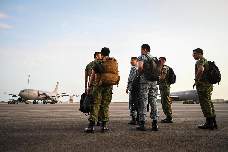 Pegawai tentera bersiap sedia menaiki pesawat Pengangkutan Tangki Pelbagai Peranan (MRTT) A330 Angkatan Udara Republik Singapura (RSAF) bagi bantuan kemanusiaan ketujuh Singapura untuk Gaza pada 12 Februari.