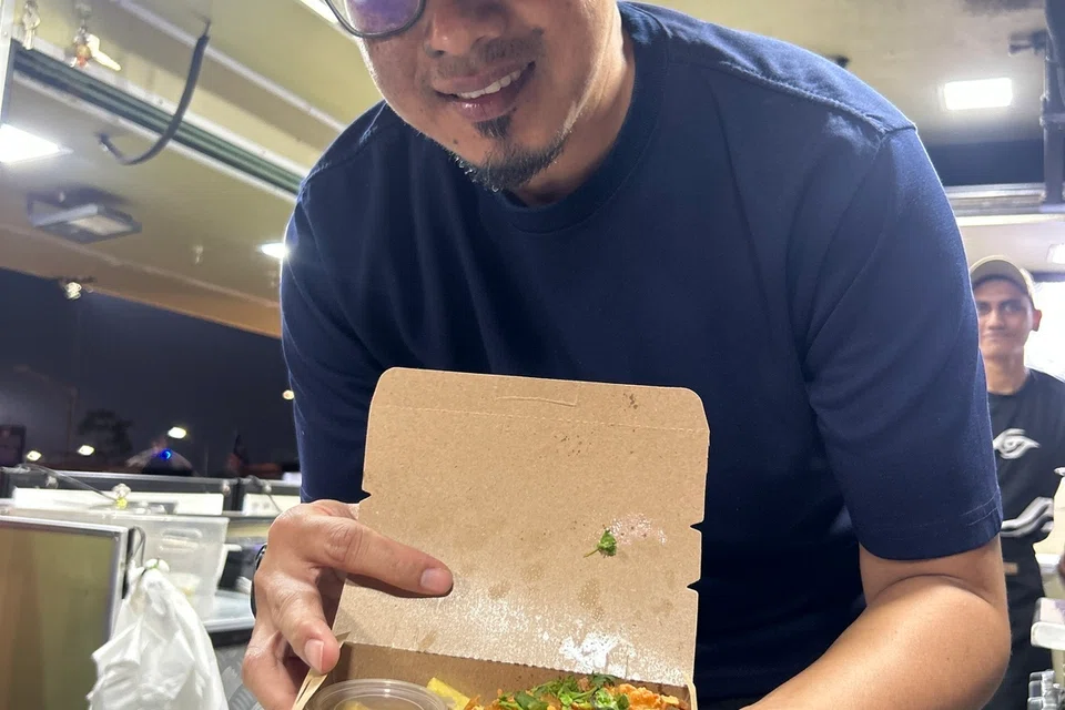 Encik Nazri Md Hadri berkata menu, kebersihan, khidmat dan kualiti juga memainkan peranan dalam menarik warga Singapura untuk berbelanja dan membantu peniaga kecil tempatan.
