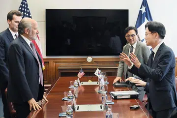 Foto edaran yang disediakan oleh Kementerian Perindustrian Korea Selatan menunjukkan Menteri Perindustrian Korea Selatan, Kim Jung-kwan (kanan), mengadakan perbincangan dengan Setiausaha Perdagangan Amerika Syarikat, Howard Lutnick (kiri), semasa pertemuan mereka di Washington, D.C., Amerika Syarikat, pada 24 Julai 2025.