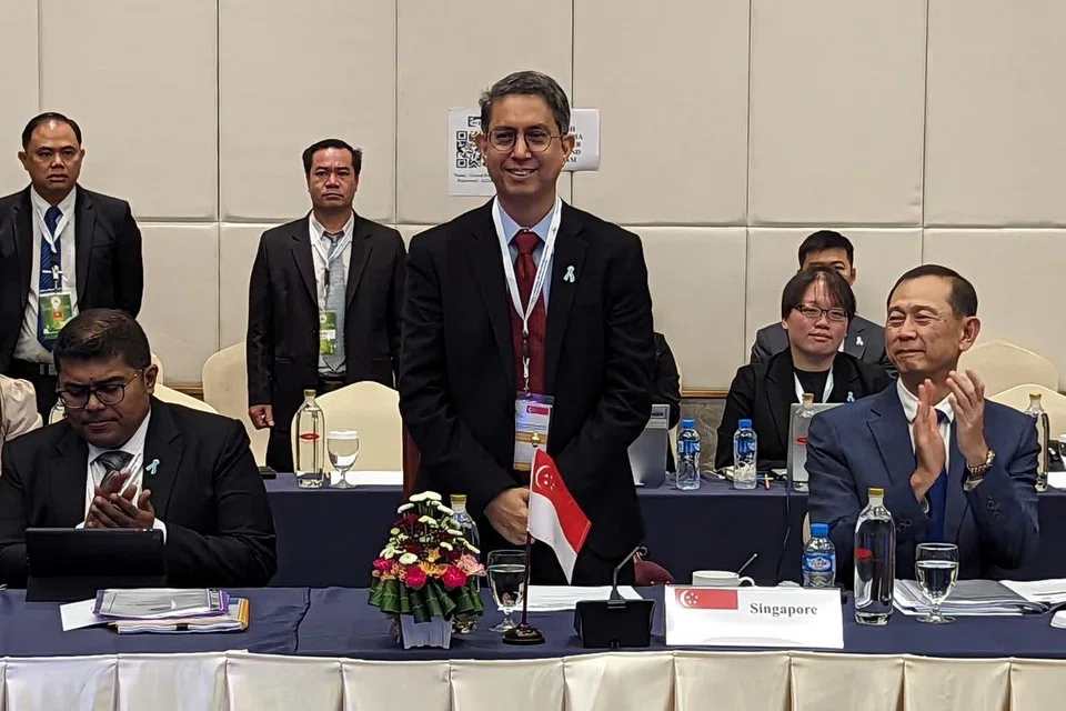 KERJASAMA SERANTAU KRITIKAL: Dr Faishal ibrahim (depan berdiri) menyampaikan kenyataan negara sebagai wakil Singapura di Mesyuarat Menteri-menteri Asean ke-8  tentang perlunya Asean mempertahan pendirian toleransi sifar terhadap dadah.