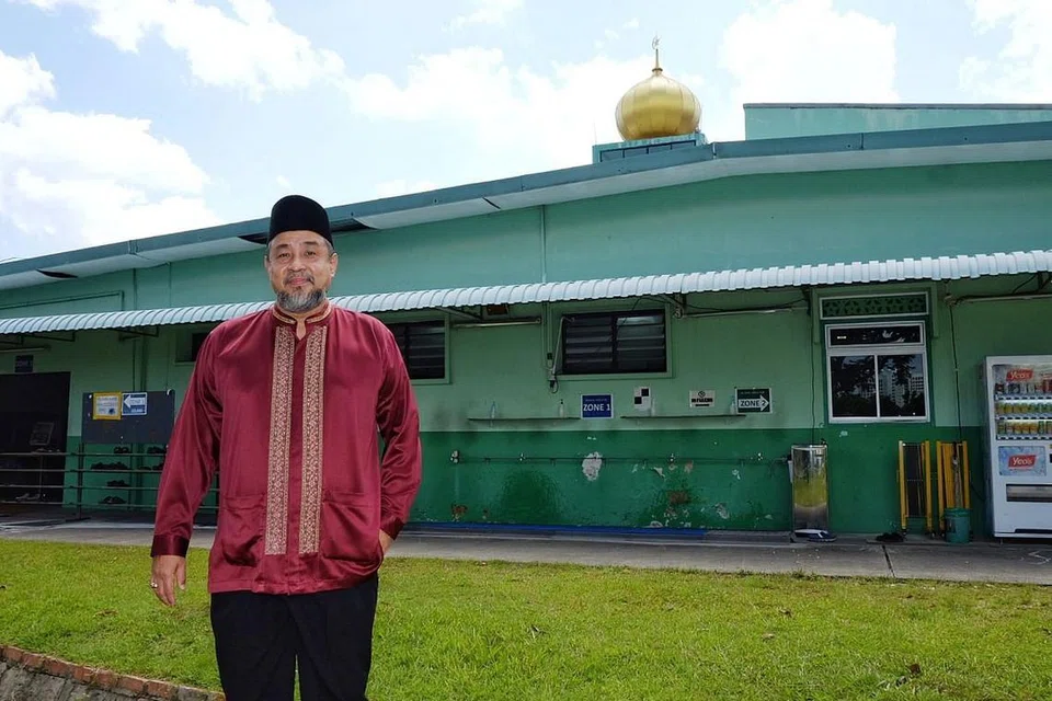 USAHAKAN PENINGKATAN: Encik Amir Ibrahim yang mengambil alih sebagai pengerusi Masjid Tentera Diraja Oktober lalu berharap kerja peningkatan dapat segera dijalankan ke atas masjid itu bagi menyediakan ruang yang selesa untuk menjalankan programnya. - Foto BH oleh KHALID BABA