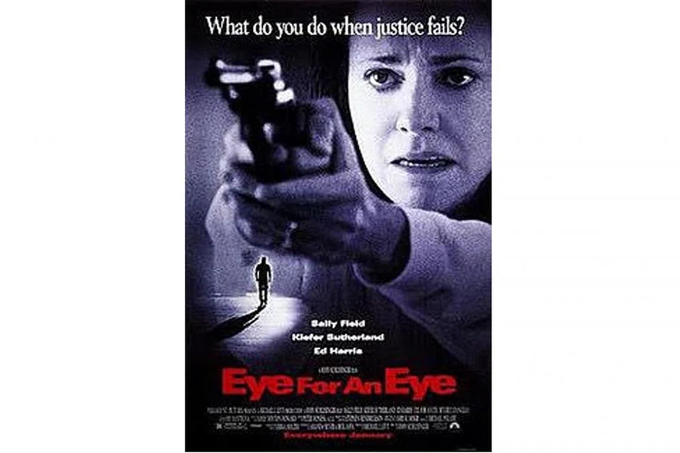 IDEA HOLLYWOOD: Filem penuh debar Eye for an Eye (atas) yang dihasilkan Hollywood pada 1996 menjadi sandaran bagi penerbitan filem Dushman pada 1998. - Foto INDIA TRIBUNE