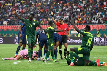 ALAMI KECEDERAAN: Bintang Liverpool, Sadio Mane (kanan), dan penjaga gol Cape Verde, Vozinho (kededua terbaring di padang), terlibat dalam insiden terhantuk kepala pada minit ke-53. - Foto AFP