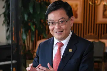 CARA KEPIMPINAN: Gaya kepimpinannya yang konsultatif dan terbuka memang dikenali ramai sejak Encik Heng (atas) menceburi bidang politik pada 2011. - Foto fail