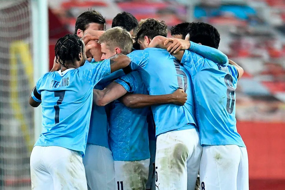 MANCHESTER CITY MARA KE FINAL: Pemain Manchester City Fernandinho memastikan kemenangan City selepas United gagal mengeluarkan bola sepakan sudut, dan ia adalah gol pertamanya dalam tempoh dua tahun. Beliau meraikan gol dengan rakan pasukannya.- Foto EPA-EFE, AFP 