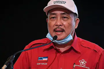 KETUA MENTERI BARU: Ketua Bersatu Sabah, Datuk Hajiji Noor, semalam dilantik menjadi Ketua Menteri Sabah yang baru. Datuk Bung Moktar, yang kini memegang portfolio Menteri Kerajaan Tempatan dan Perumahan Sabah, sebelum ini merupakan pesaing utama beliau bagi jawatan ketua menteri Sabah. - Foto SHIN MIN