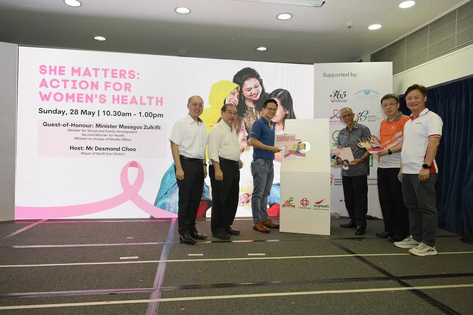 LANCAR SKIM BANTU WANITA: Menteri Pembangunan Sosial dan Keluarga, Encik Masagos Zulkifli melancarkan ‘Cancer Warrior Support Scheme’, satu inisiatif baru oleh CDC North East. Beliau diiringi (dari kiri) Dr Tan Kia King, Encik Goh Yeow Tin, Mayor Encik Desmond Choo, Profesor Lee Chien Earn dan Encik Koh Juay Meng.