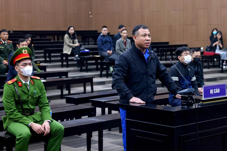 Nghiem Quang Minh (tengah kanan), pemilik blok apartmen di Hanoi yang terbakar pada tahun 2023, berdiri bersama tujuh lagi pegawai tempatan semasa perbicaraan mereka di Mahkamah Rakyat Hanoi pada 10 Mac 2025. Seramai lapan individu dibicarakan pada tarikh tersebut berhubung insiden kebakaran yang mengorbankan 56 nyawa, menjadikannya tragedi kebakaran paling dahsyat di Vietnam dalam tempoh dua dekad. 