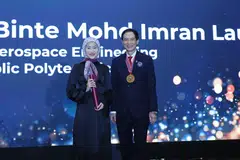 Cik Ayumi Erraziqa menerima Biasiswa IES-Mendaki daripada Presiden Institusi Jurutera Singapura (IES), Encik Er. Chan Ewe Jin, semasa Majlis Makan Malam Tahunan ke-59 IES, pada 3 November di Hotel Fairmont Singapore.