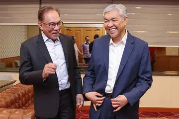 HUBUNGAN KUKUH: Perdana Menteri Malaysia, Datuk Seri Anwar Ibrahim (kiri) dan timbalannya, Datuk Seri Dr Ahmad Zahid, bergambar bersama semasa Mesyuarat Majlis Pimpinan Kerajaan Perpaduan Malaysia yang berlangsung di Menara Dato' Onn, WTC Kuala Lumpur, pada 7 Februari lalu. - Foto FACEBOOK / AHMAD ZAHID HAMIDI
