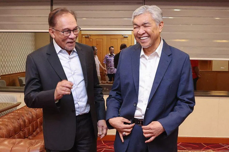 HUBUNGAN KUKUH: Perdana Menteri Malaysia, Datuk Seri Anwar Ibrahim (kiri) dan timbalannya, Datuk Seri Dr Ahmad Zahid, bergambar bersama semasa Mesyuarat Majlis Pimpinan Kerajaan Perpaduan Malaysia yang berlangsung di Menara Dato' Onn, WTC Kuala Lumpur, pada 7 Februari lalu. - Foto FACEBOOK / AHMAD ZAHID HAMIDI