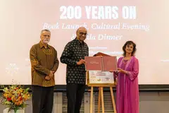 Tetamu terhormat, Presiden Tharman Shanmugaratnam (tengah), bersama Pengerusi Arab Network @Singapore (AN@S), Profesor Syed Farid Alatas (kiri) dan Presiden AN@S, Cik Khadijah Alattas, semasa pelancaran buku, ‘Arabs of Singapore: 200 Years On’.