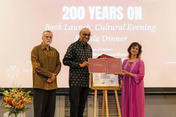 Tetamu terhormat, Presiden Tharman Shanmugaratnam (tengah) bersama Pengerusi Arab Network @Singapore (AN@S), Profesor Syed Farid Alatas (kiri) dan Presiden AN@S, Cik Khadijah Alattas (kanan) di pelancaran buku ‘Arabs of Singapore : 200 Years on’.