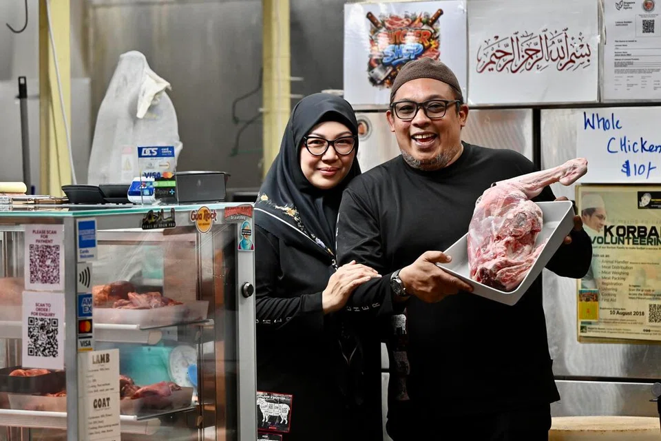 Encik Mohamed Irwan Masop, dan isterinya yang ingin dikenali sebagai Cik Mas, mengendalikan gerai daging, Aulia Halal Meat dan Ewan Halal Meat.