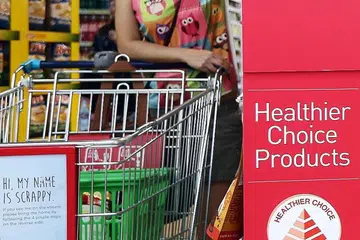 PILIHAN LEBIH SIHAT: Pilih air kurang gula dalam minuman atau pilih minuman dengan simbol 'Healthier Choice'. - Foto-foto fail