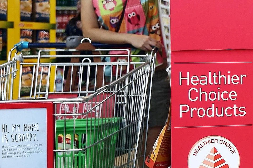 PILIHAN LEBIH SIHAT: Pilih air kurang gula dalam minuman atau pilih minuman dengan simbol 'Healthier Choice'. - Foto-foto fail