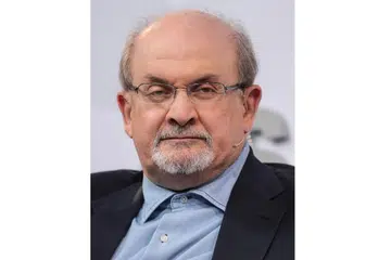ENCIK RUSHDIE: Diserang semasa satu acara di New York pada Jumaat lalu. - Foto EPA-EFE