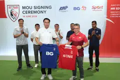 Kerjasama yang dipererat antara Sport Singapore (SportSG), Persatuan Bola Sepak Singapura (FAS) dengan BG Sports Company Limited, dihadiri Encik Edwin Tong (depan, kanan) dan Piyasak Bhumichitra (depan kiri).