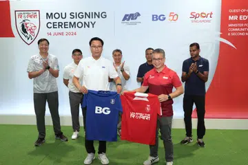 Kerjasama yang dipererat antara Sport Singapore (SportSG), Persatuan Bola Sepak Singapura (FAS) dengan BG Sports Company Limited, dihadiri Encik Edwin Tong (depan, kanan) dan Piyasak Bhumichitra (depan kiri).