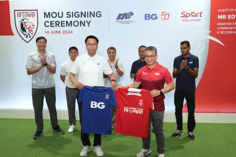 Kerjasama yang dipererat antara Sport Singapore (SportSG), Persatuan Bola Sepak Singapura (FAS) dengan BG Sports Company Limited, dihadiri Encik Edwin Tong (depan, kanan) dan Piyasak Bhumichitra (depan kiri).
