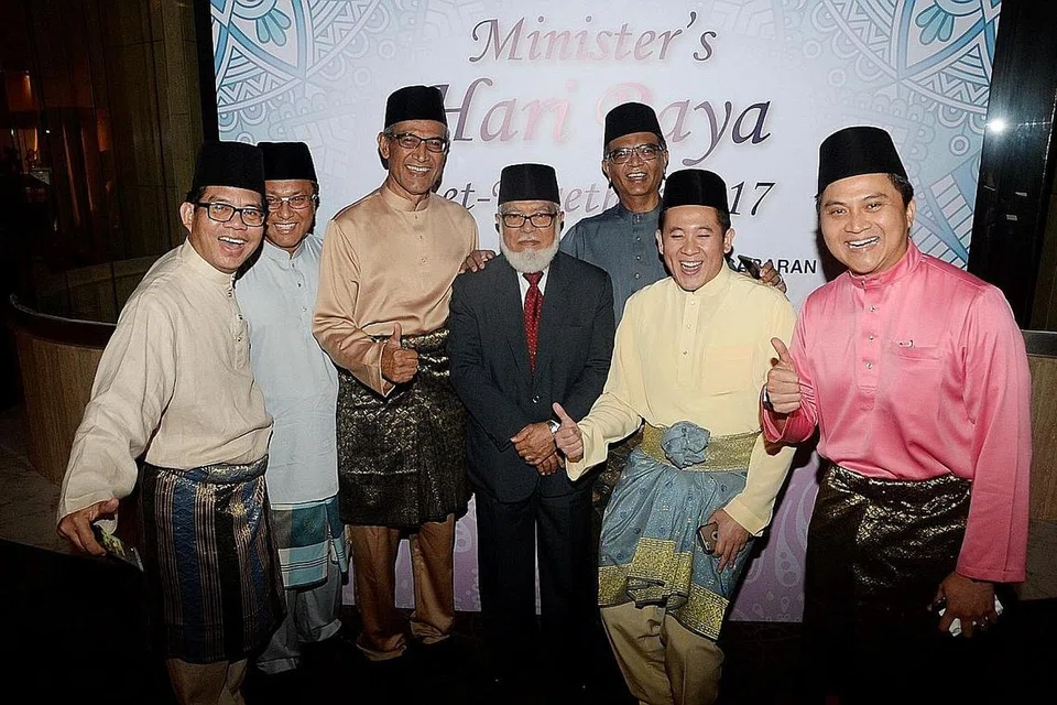 IKATAN MUHIBAH: Mantan Mufti, Shaikh Syed Isa Semait (tengah, bertali leher merah), bergambar kenangan antara lain dengan Duta Singapura ke Kuwait dan Wakil Khas Menteri Ehwal Luar ke Timur Tengah, Encik Zainul Abidin Rasheed (tiga dari kiri); Anggota Parlimen Amrin Amin (dua dari kanan) dan Saktiandi Supaat (kanan).