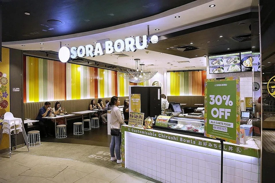 SELESA MAKAN BERSAMA: Pelanggan Muslim dan bukan Muslim selesa menjamu selera di restoran makanan Jepun halal Sora Boru di 313@somerset. - Foto BM oleh AZMI ATHNI 