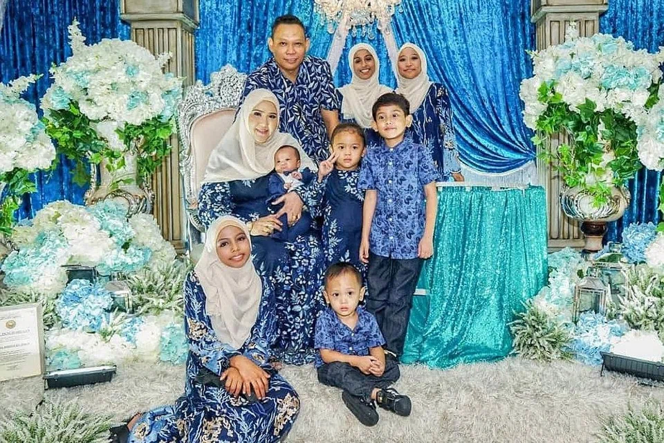 TERUS BERSEMANGAT: Sebagai seorang ibu tujuh orang anak, Cik Nurmaya berkata anak-anaknya memberinya semangat untuk terus berusaha mencari alternatif untuk mengekalkan syarikatnya. - Foto ihsan NURMAYA MOHD SALLEH