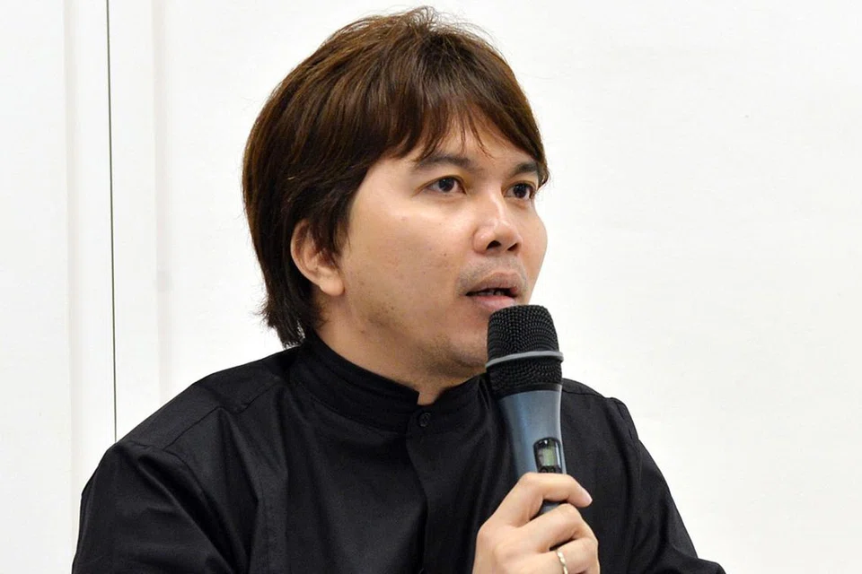 DR AZHAR: Mengajar teks Hikayat Hang Tuah dalam modul Sastera Melayu Klasik Jabatan Pengajian Melayu NUS. - Foto fail