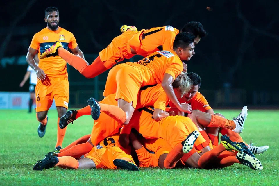 DI LUAR DUGAAN: Pemain Hougang meraikan gol kedua yang dijaringkan Faiz Salleh dalam kemenangan 3-1 ke atas Geylang minggu lalu. - Foto HAIQAL TAHIR