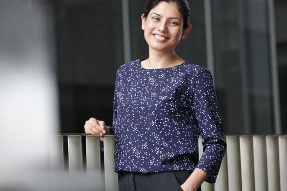 NASIHAT DOKTOR: Dr Siti mengesyorkan agar telinga dibersihkan dengan menitiskan minyak zaitun ke dalam telinga buat beberapa hari. - Foto BM oleh GIN TAY 