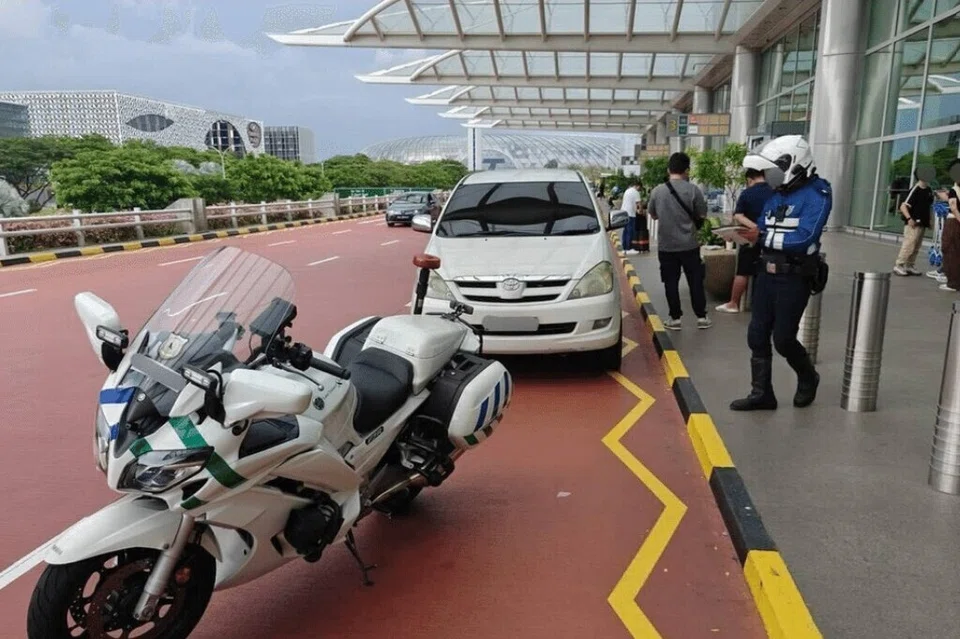 Sembilan pemandu ditahan kerana menawarkan khidmat kereta sewa privet haram di beberapa lokasi termasuk Arab Street dan Lapangan Terbang Changi.