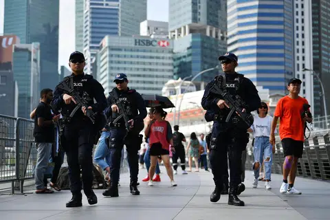 LAPOR TANDA RADIKALISASI: Laporan Penilaian Ancaman Pengganasan Singapura 2023 yang dikeluarkan pada Isnin mengongsi dapatan tinjauan bahawa sekitar 37 peratus warga Singapura dan penduduk tetap akan menghubungi pihak berkuasa jika mereka percaya ahli keluarga atau rakan mereka menunjukkan tanda-tanda radikalisasi.