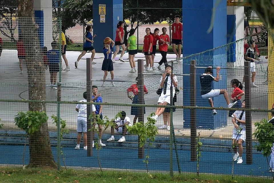 PENDEKATAN MENYELURUH: Pelajar semasa kelas pendidikan jasmani di Sekolah Menengah Beatty pada 7 April, sehari sebelum sekolah Singapura beralih ke pembelajaran di rumah sepenuhnya disebabkan Covid-19. MOE mengakui ada kekurangan dalam menilai pelajar menerusi wadah elektronik e-mod bagi sesetengah bidang, seperti sukan berpasukan, tetapi memberi jaminan kepada pelajar bahawa sekolah akan mengambil pendekatan menyeluruh semasa sesi pemilihan bagi skim DSA. - Foto fail