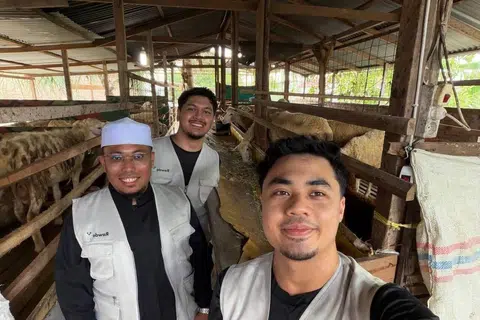 (Dari kiri) Encik Muhammad Haziq Zainal, Encik Muhammad Hakeem Muhammad Kamil, dan Encik Muhammad Izz Ryanshah Nor Azam, ketika meninjau operasi di ladang ternakan yang bekerjasama dengan RawdaX.