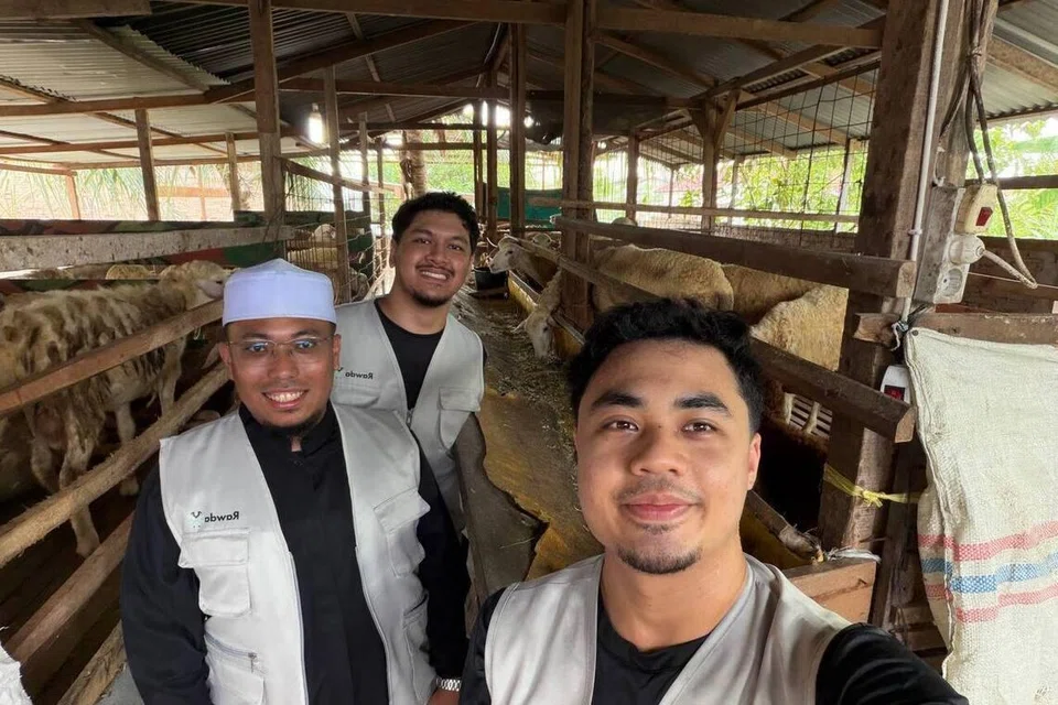 (Dari kiri) Encik Muhammad Haziq Zainal,  Encik Muhammad Hakeem Muhammad Kamil,  dan Encik Muhammad Izz Ryanshah Nor Azam, ketika meninjau operasi di ladang ternakan yang bekerjasama dengan RawdaX.