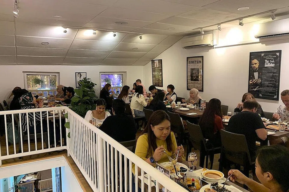 TEMPAHAN PENUH: Restoran sajian Italy, Positano Risto, menerima tempahan penuh untuk buka puasa pada 23 Mac. Hujung minggu pertama Ramadan ini, mereka telah menerima tempahan seawal dua minggu lalu. - Foto POSITANO RISTO