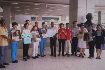 MENGHARGAI JURURAWAT: Anggota Parlimen GRC Nee Soon, Cik Lee Bee Wah,dalam Facebooknya hari ini turut merakamkan penghargaan untuk para jururawat Hospital Khoo Teck Puat dan memuatnaikkan gambar yang dirakamkan semasa mereka mengunjungi hospital tersebut semasa Valentine's Day pada Februari lalu bersama-sama Menteri Undang-Undang merangkap Ehwal Dalam Negeri, Encik K. Shanmugam, Encik Louis Ng Kok Kwang, Prof Madya Dr Muhammad Faishal Ibrahim, dan yang lain.