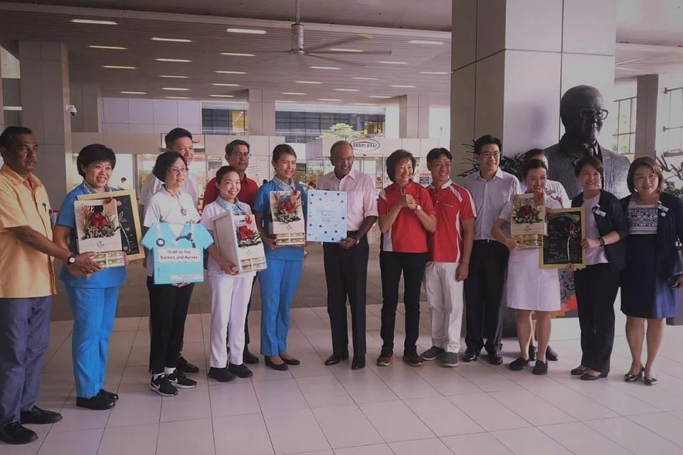 MENGHARGAI JURURAWAT: Anggota Parlimen GRC Nee Soon, Cik Lee Bee Wah,dalam Facebooknya hari ini turut merakamkan penghargaan untuk para jururawat Hospital Khoo Teck Puat dan memuatnaikkan gambar yang dirakamkan semasa mereka mengunjungi hospital tersebut semasa Valentine's Day pada Februari lalu bersama-sama Menteri Undang-Undang merangkap Ehwal Dalam Negeri, Encik K. Shanmugam, Encik Louis Ng Kok Kwang, Prof Madya Dr Muhammad Faishal Ibrahim, dan yang lain.
