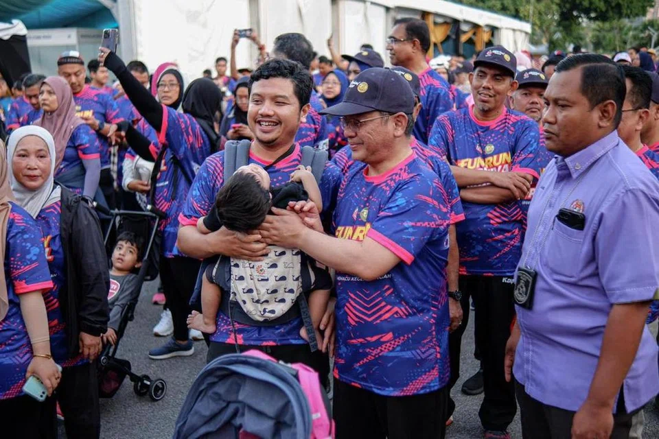 Menteri di Jabatan Perdana Menteri (Hal Ehwal Agama), Datuk Dr Mohd Na’im Mokhtar (dua dari kanan) menyantuni peserta pada Karnival Agama Islam Wilayah Persekutuan (MAIWP) di Taman Tasik Titiwangsa, Kuala Lumpur pada 18 Februari.