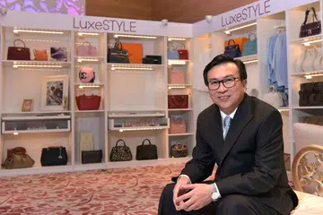 BARANG TERPAKAI: CEO Maxi-Cash, Encik Ng Leok Cheng memperkenalkan jenama LuxeStyle bagi menghimpunkan penjualan beg, jam dan emas terpakai. - Foto THE STRAITS TIMES
