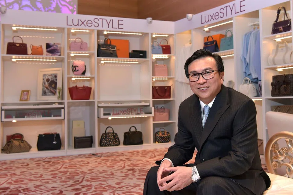 BARANG TERPAKAI: CEO Maxi-Cash, Encik Ng Leok Cheng memperkenalkan jenama LuxeStyle bagi menghimpunkan penjualan beg, jam dan emas terpakai. - Foto THE STRAITS TIMES