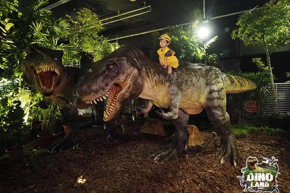 TEMUI RAKSASA REPTILIA: Di Dinoland Singapore yang terletak di Safra Yishun, kanak-kanak dapat bertemu dengan replika dinosaur seperti T-Rex dan Triceratops. Tarikan ini adalah satu imaginasi semula taman mini Jurassic seluas lebih 1,000 meter persegi dan menampilkan 20 replika dinosaur.