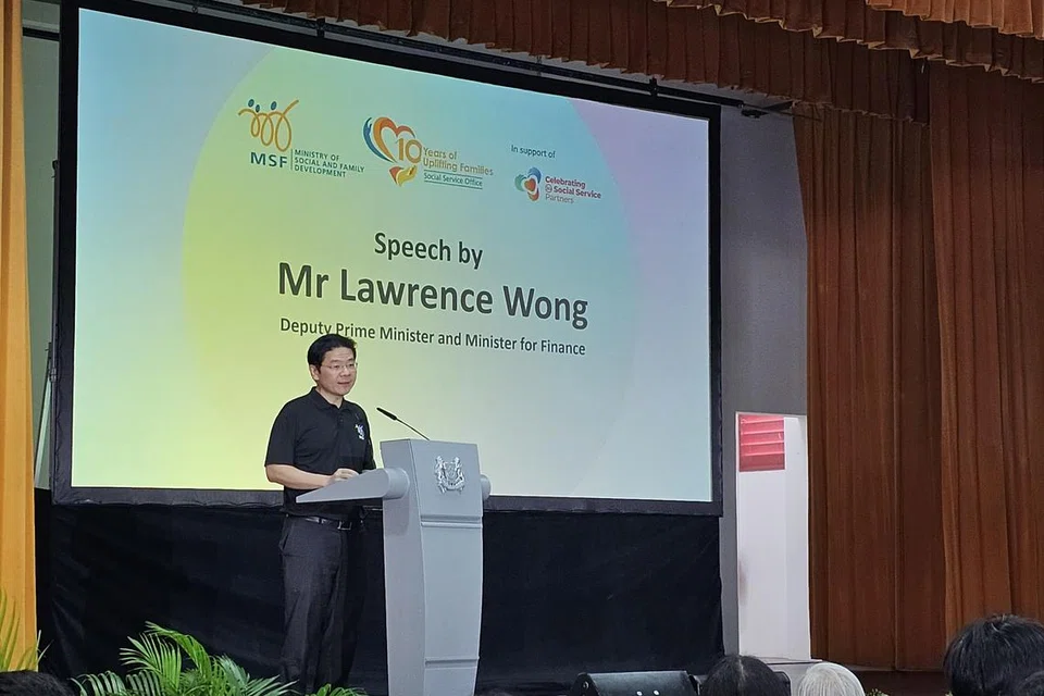 TINGKAT SOKONGAN: Timbalan Perdana Menteri, Encik Lawrence Wong, berkata keluarga di bawah program ComLink tidak lama lagi akan mendapat sokongan tambahan dan lebih khusus demi menggalakkan mereka terus bekerja, membeli rumah sendiri dan menghantar anak mereka ke prasekolah.