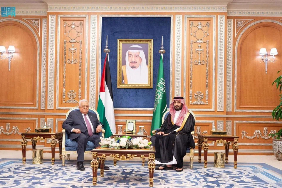 Presiden Palestin, Encik Mahmoud Abbas (kiri) mengadakan perbincangan bersama Putera Mahkota Arab Saudi, Putera Mohammed bin Salman, di Riyadh pada 27 Ogos.