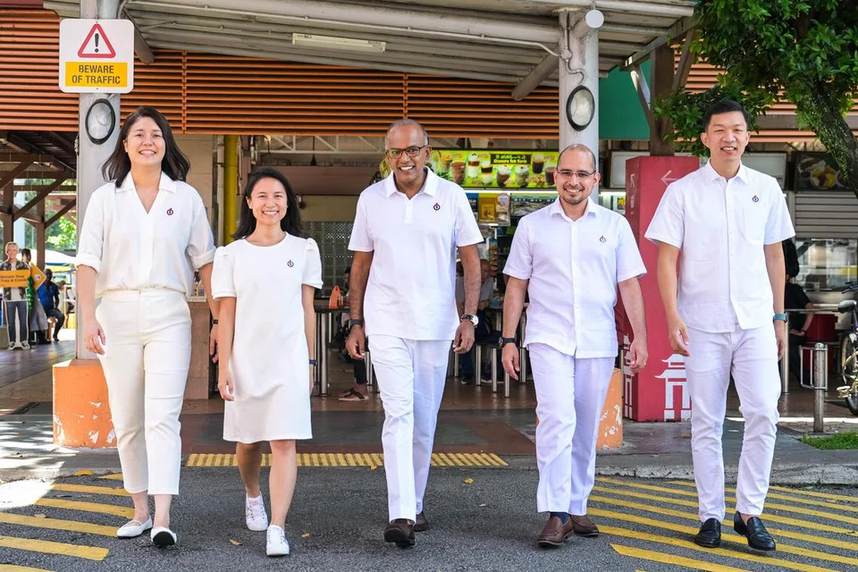 Menteri Ehwal Dalam Negeri merangkap Undang-Undang, Encik K. Shanmugam (tengah), akan memimpin pasukan yang dibentuk empat muka baru (dari kiri) Cik Lee Hui Ying, Cik Goh Hanyan, Dr Syed Harun Alhabsyi dan Encik Jackson Lam bertanding di GRC Nee Soon pada Pilihan Raya Umum 2025 (GE2025). 