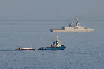 Sebuah bot dilihat menunda sebuah tongkang yang sarat membawa bantuan kemanusiaan untuk dihantar ke Gaza dari pelabuhan di Cyprus.