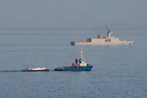 Sebuah bot dilihat menunda sebuah tongkang yang sarat membawa bantuan kemanusiaan untuk dihantar ke Gaza dari pelabuhan di Cyprus.