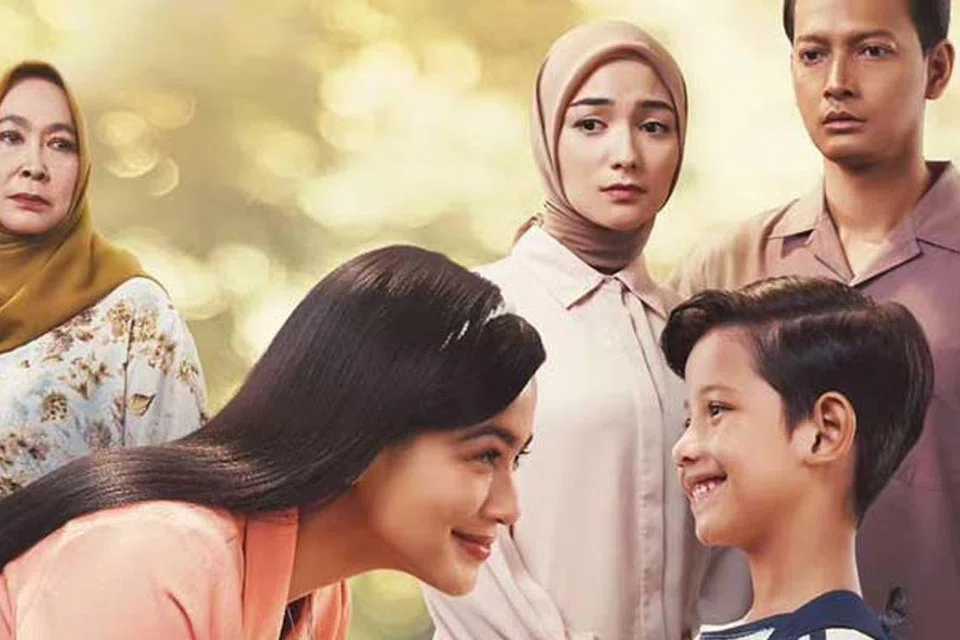 DILEMA DUA IBU: Kisah ibu kandung Aqilla (di hadapan anak kecil) dan ibu angkat Yumna (bertudung dan berbaju putih) menjadi tarikan penuh emosi filem Indonesia, ‘Air Mata Di Ujung Sajadah’.