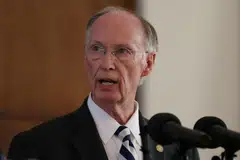 ENCIK ROBERT BENTLEY: Mengaku salah terhadap dua kesalahan melanggar etika kempen, sedang siasatan dijalankan tentang hubungan sulitnya dengan seorang pembantu kanan. - Foto REUTERS