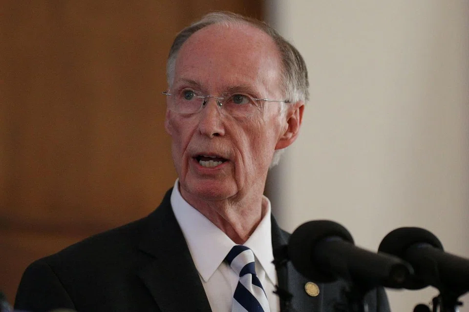 ENCIK ROBERT BENTLEY: Mengaku salah terhadap dua kesalahan melanggar etika kempen, sedang siasatan dijalankan tentang hubungan sulitnya dengan seorang pembantu kanan. - Foto REUTERS